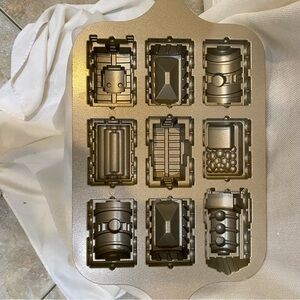 Nordic Ware Train Muffin Cake Pan 5 Cups 9 Trains Cast Aluminum Non Stick